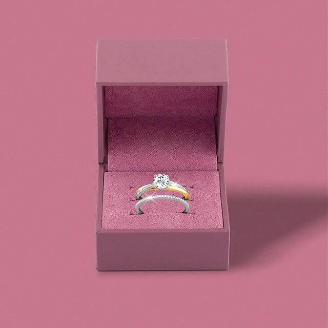 Versatile UNIKE ring presented in an exclusive pink box. An innovative design that transforms, allowing for different combinations. An elegant and surprising gift.