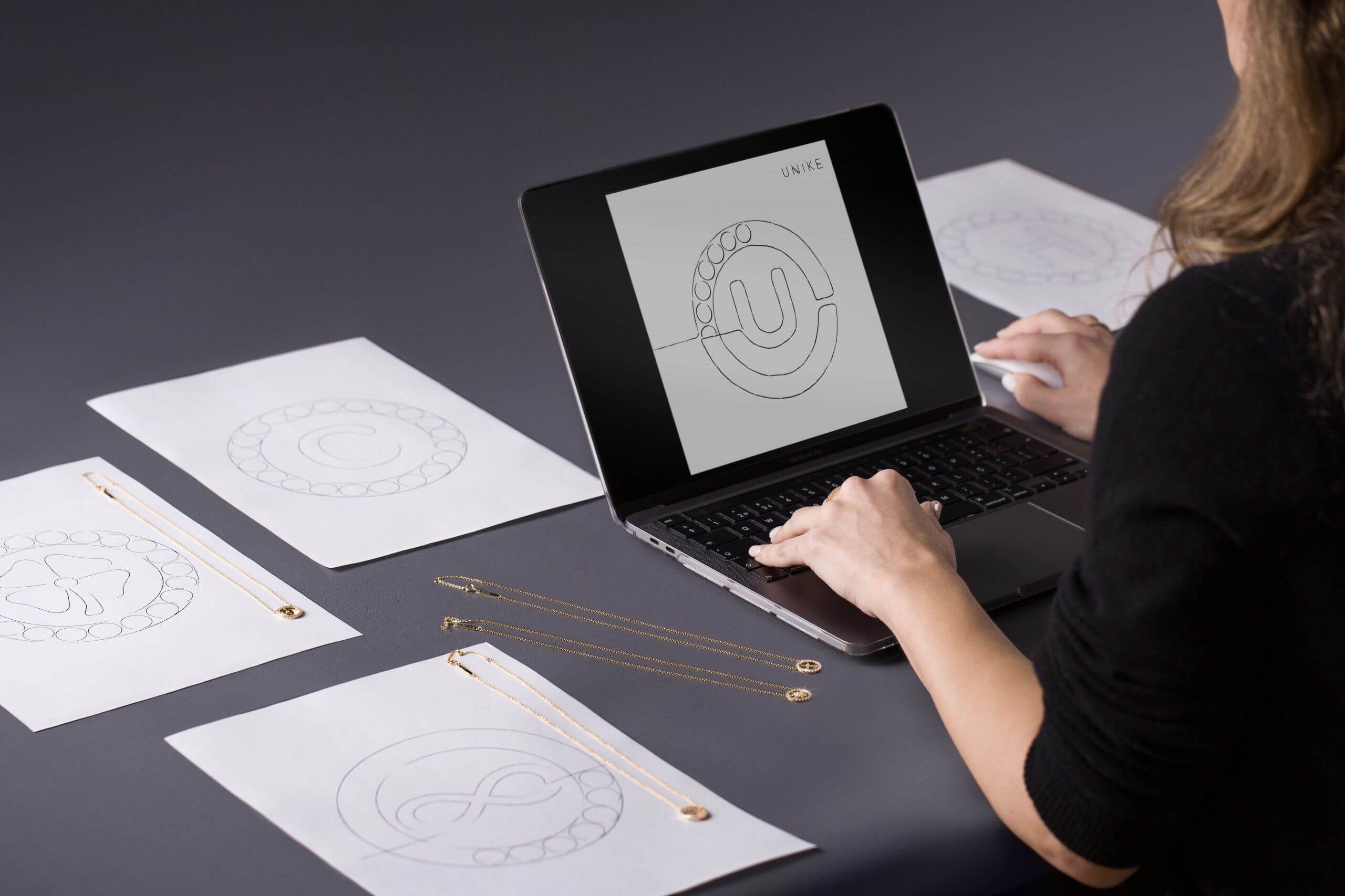 A essência do design UNIKE é o círculo, símbolo de equilíbrio e perfeição. Os criadores da marca inspiram-se nesta forma intemporal para realçar a singularidade das joias, tornando-o a imagem de marca da coleção.