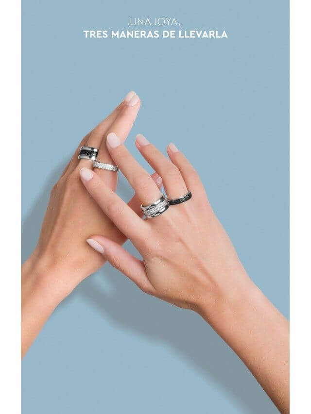 Manos femeninas con anillos de Plata de Ley de la colección Mood de UNIKE. Diseño innovador que permite tres formas de uso, combinando detalles en blanco y negro para un look sofisticado y versátil.
