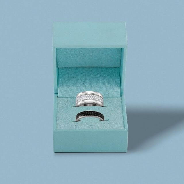 Versatile UNIKE ring presented in an exclusive blue box. An innovative design that transforms, allowing for different combinations. An elegant and surprising gift.