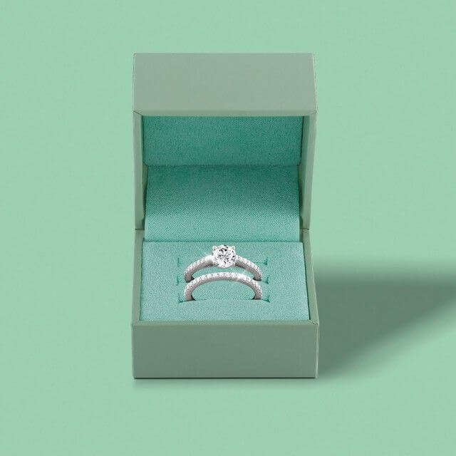 Versatile UNIKE ring presented in an exclusive green box. An innovative design that transforms, allowing for different combinations. An elegant and surprising gift.